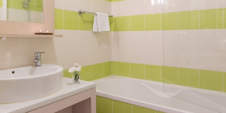 salle-de-bain-residence-le-domaine-du-bois-de-la-gree-pornichet-OHL_80392_43